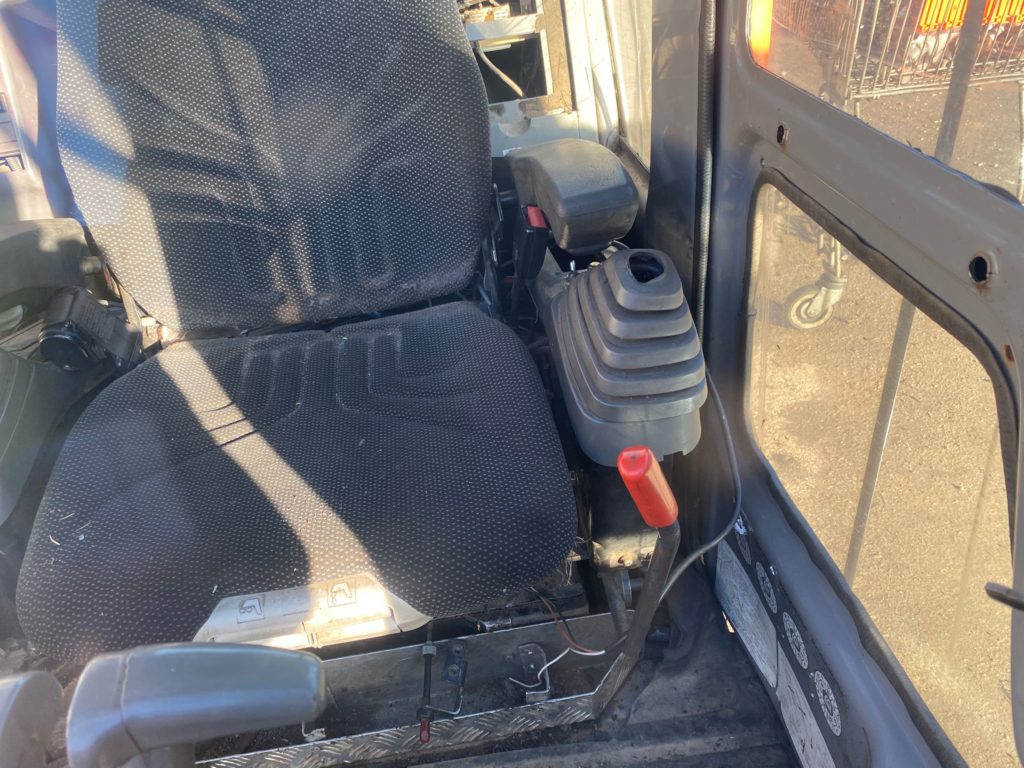 Kabine aus Hitachi ZX 225 – Bild 4
