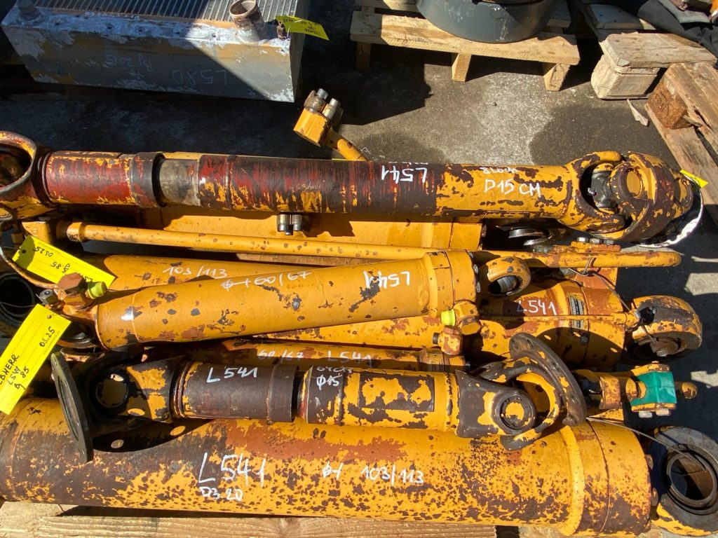Hydraulikzylinder, Kardanwelle aus Liebherr L541 – Bild 4