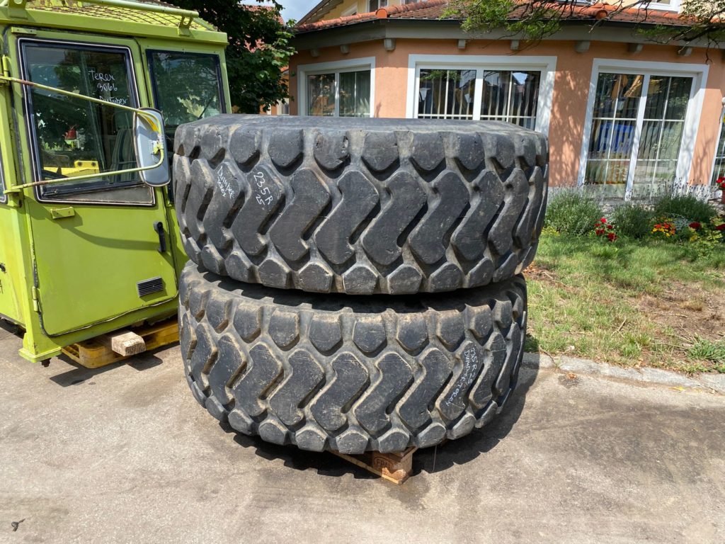 Reifen 23,5R 25 aus Dumper Terex 3066