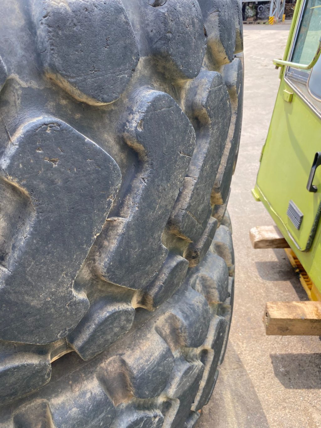 Reifen 23,5R 25 aus Dumper Terex 3066 – Bild 6
