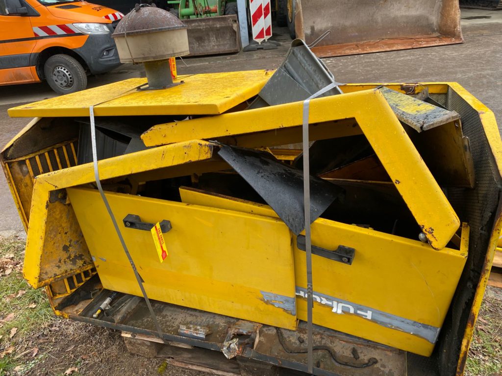 Karosserieteile aus Furukawa 320E – Bild 3