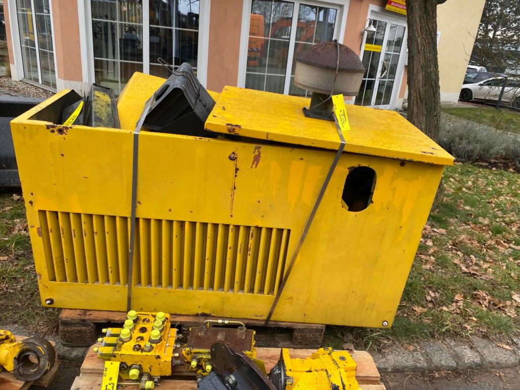 Karosserieteile aus Furukawa 320E – Bild 4