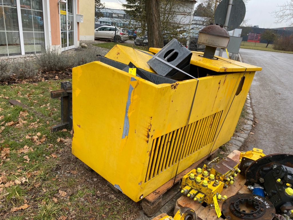 Karosserieteile aus Furukawa 320E – Bild 5