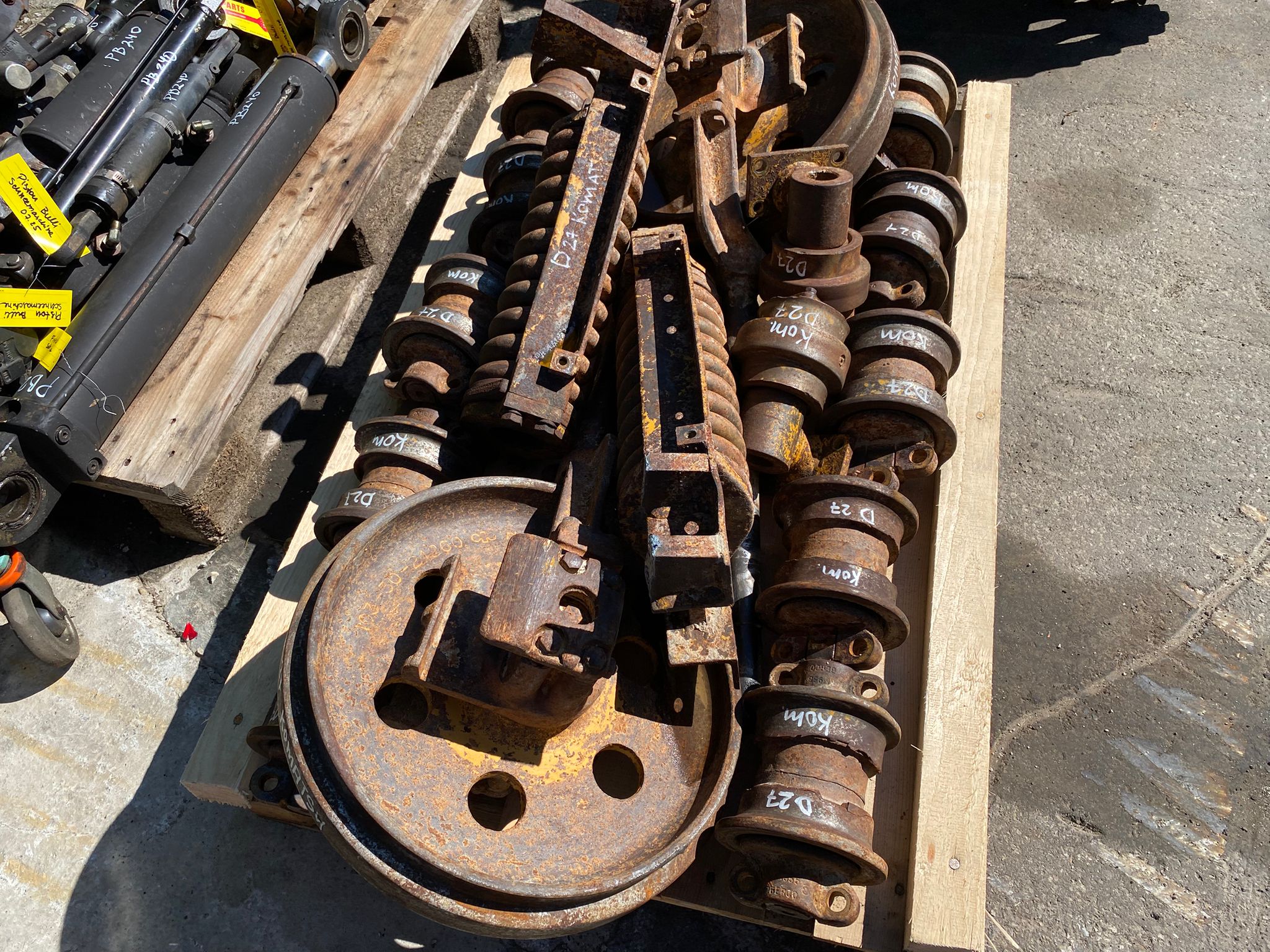 Laufwerkteile aus Komatsu D21S – Bild 2