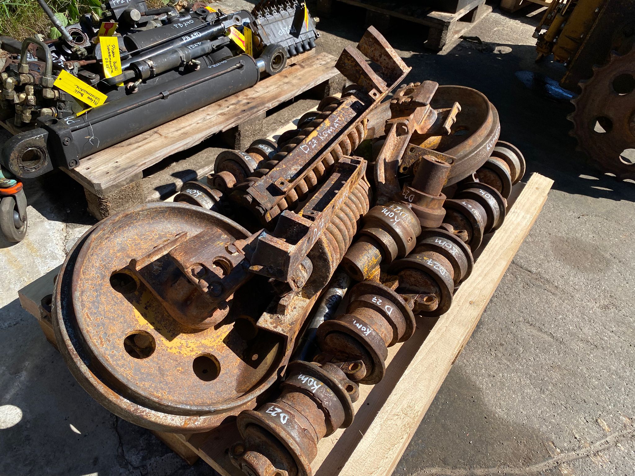 Laufwerkteile aus Komatsu D21S – Bild 3