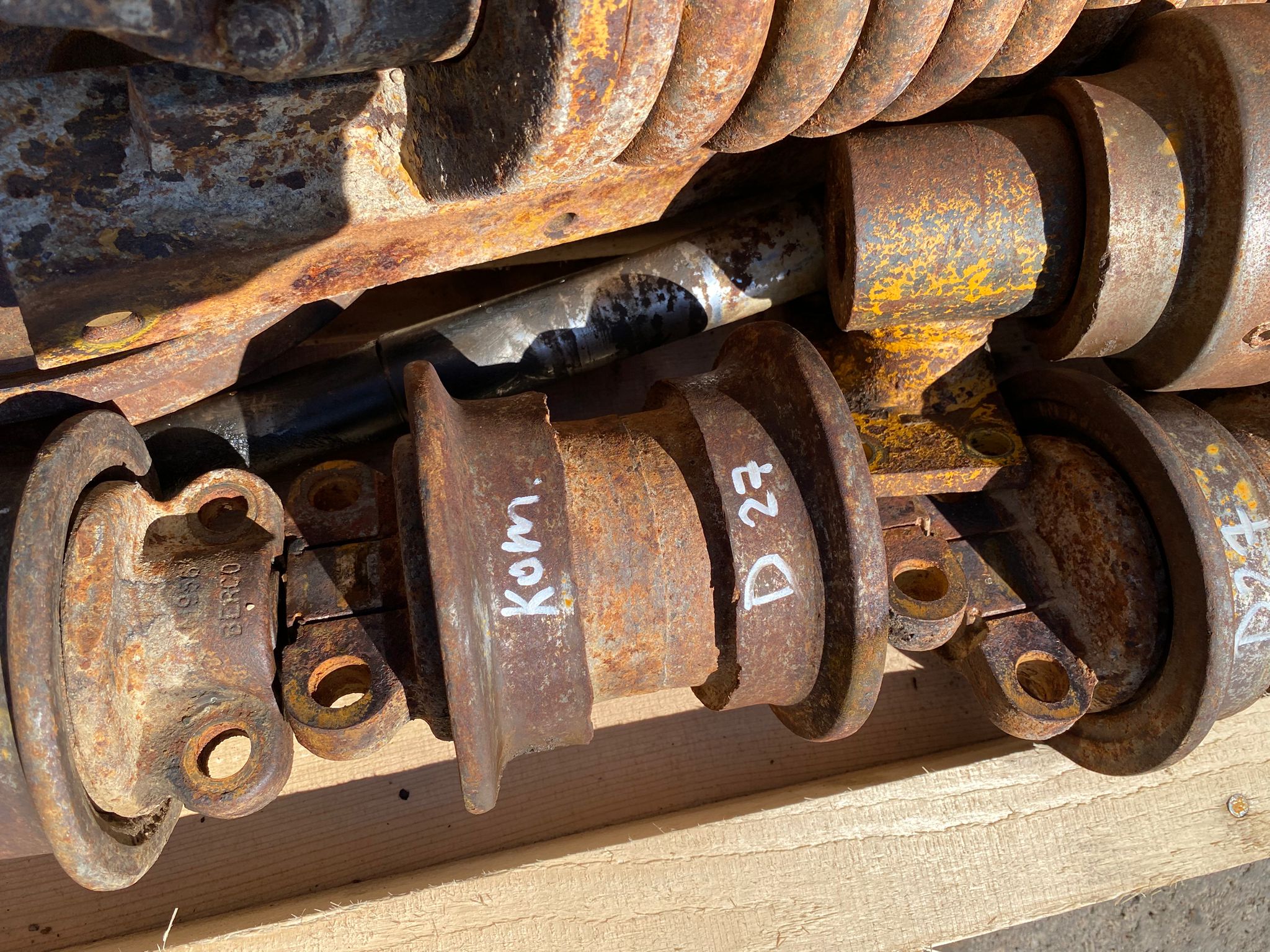 Laufwerkteile aus Komatsu D21S – Bild 4