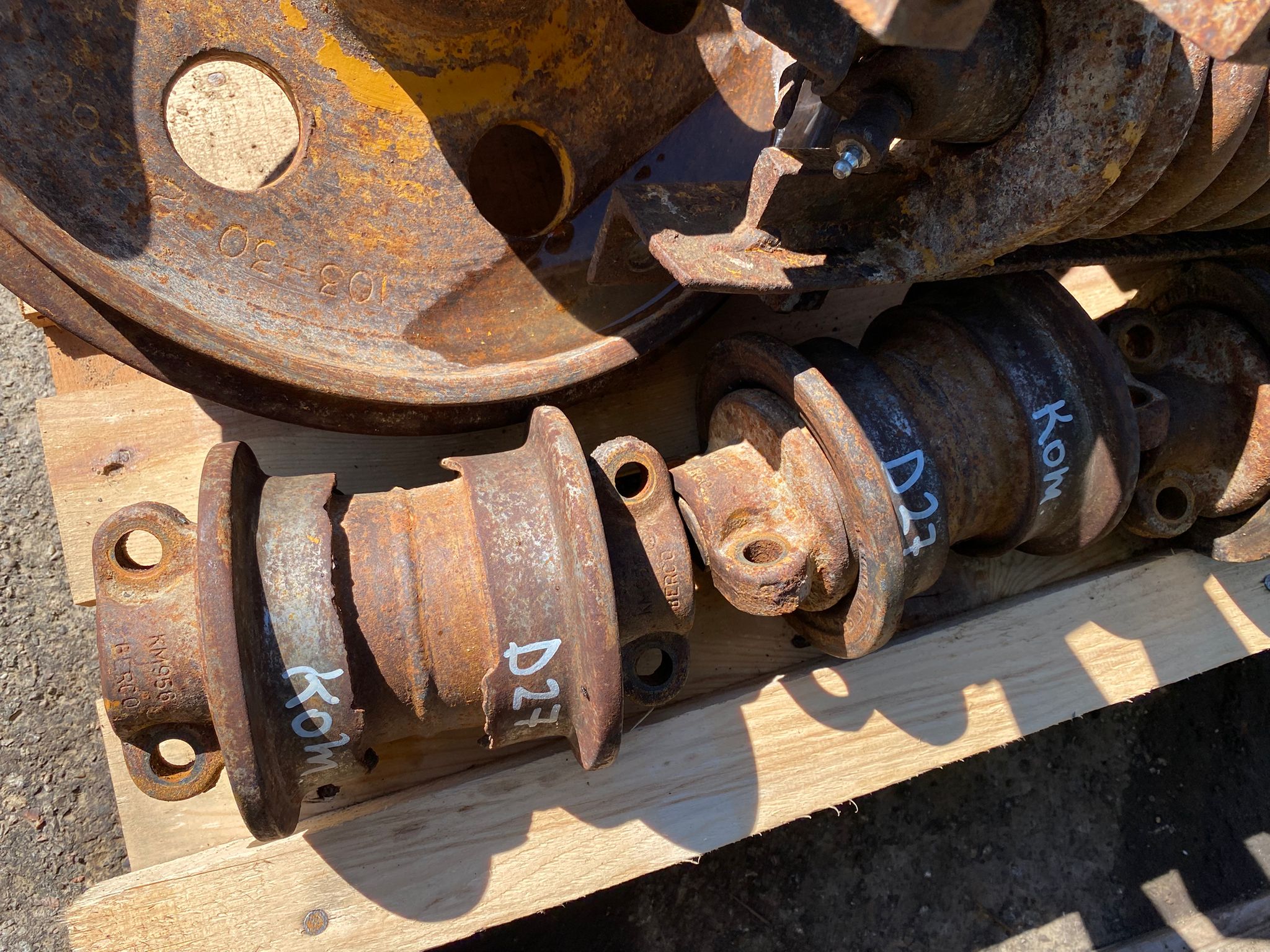 Laufwerkteile aus Komatsu D21S – Bild 5