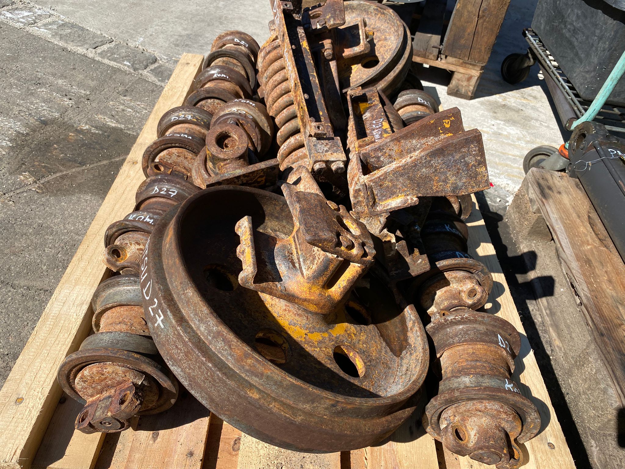 Laufwerkteile aus Komatsu D21S – Bild 6