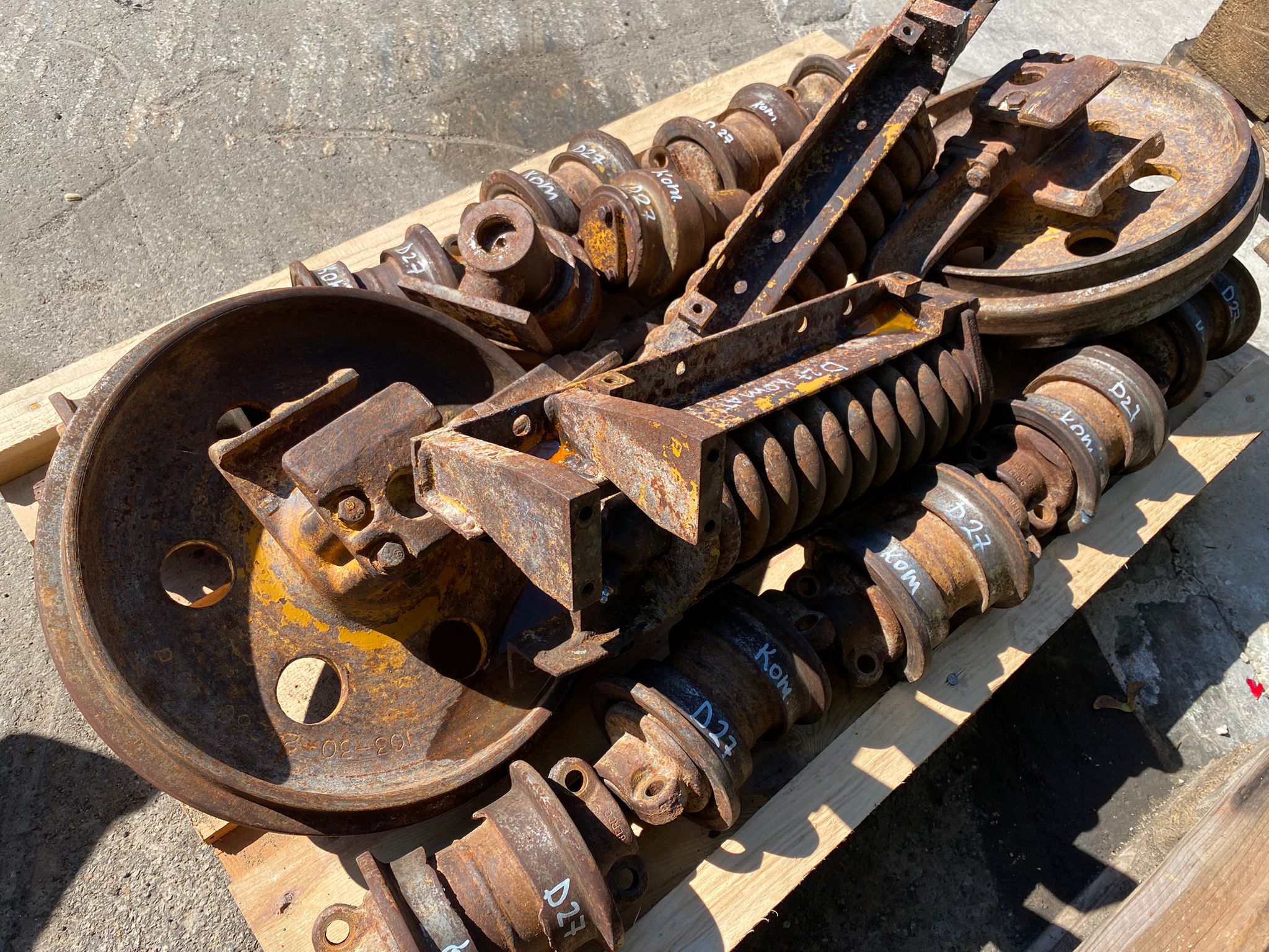 Laufwerkteile aus Komatsu D21S – Bild 7