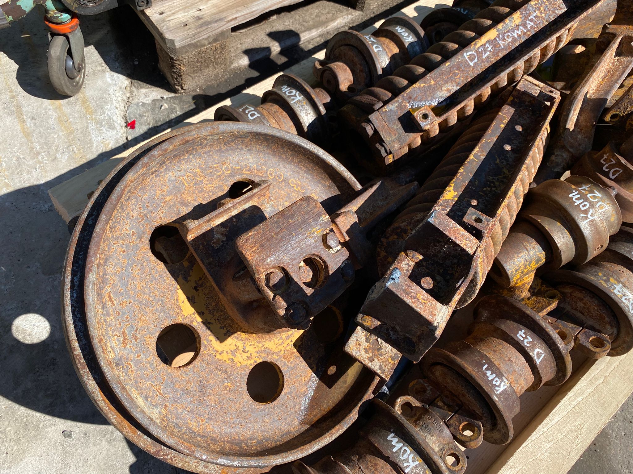 Laufwerkteile aus Komatsu D21S – Bild 8