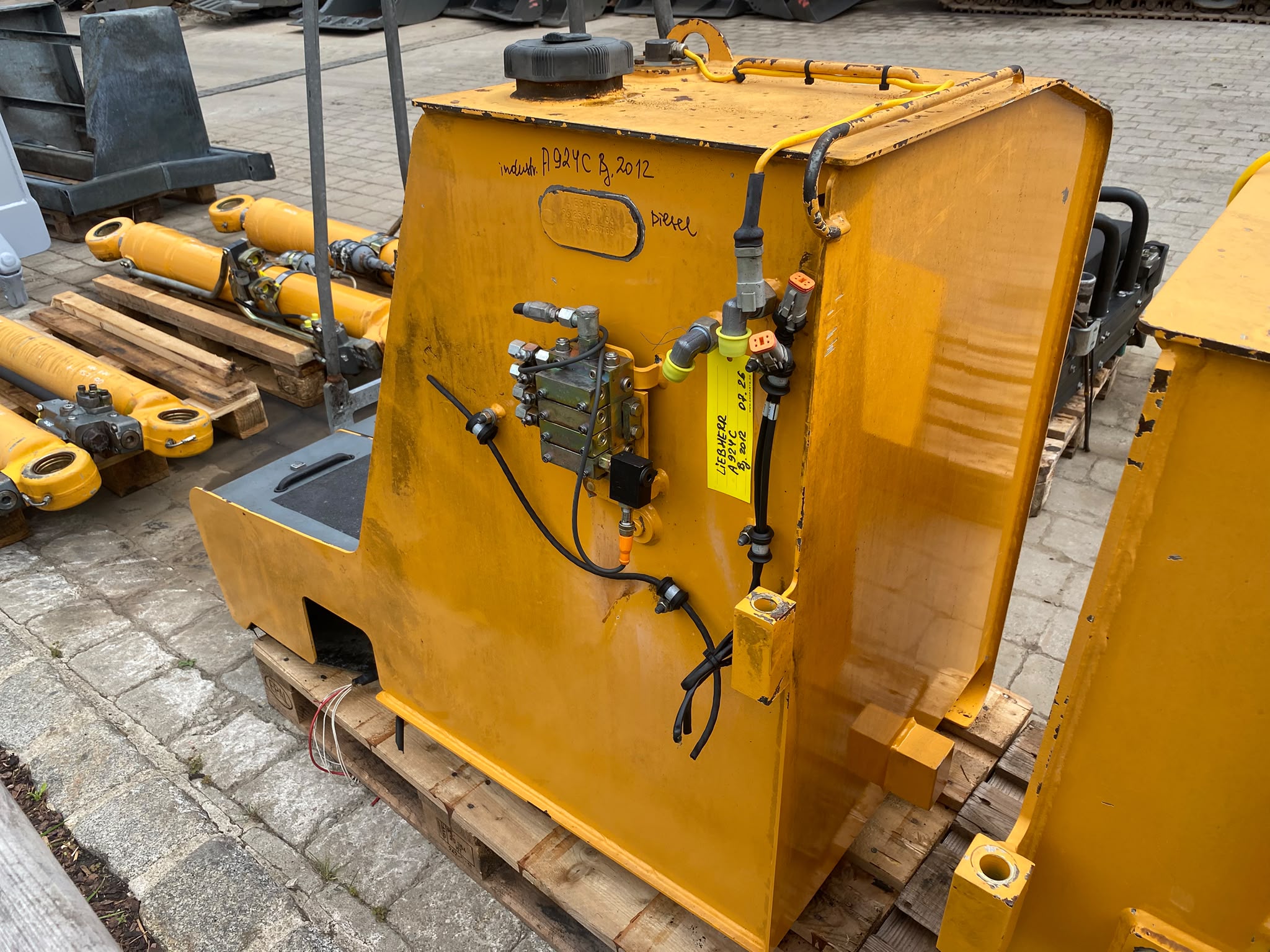 Hydrauliktank, Dieseltank aus Liebherr A924C , Umschlagbagger – Bild 5