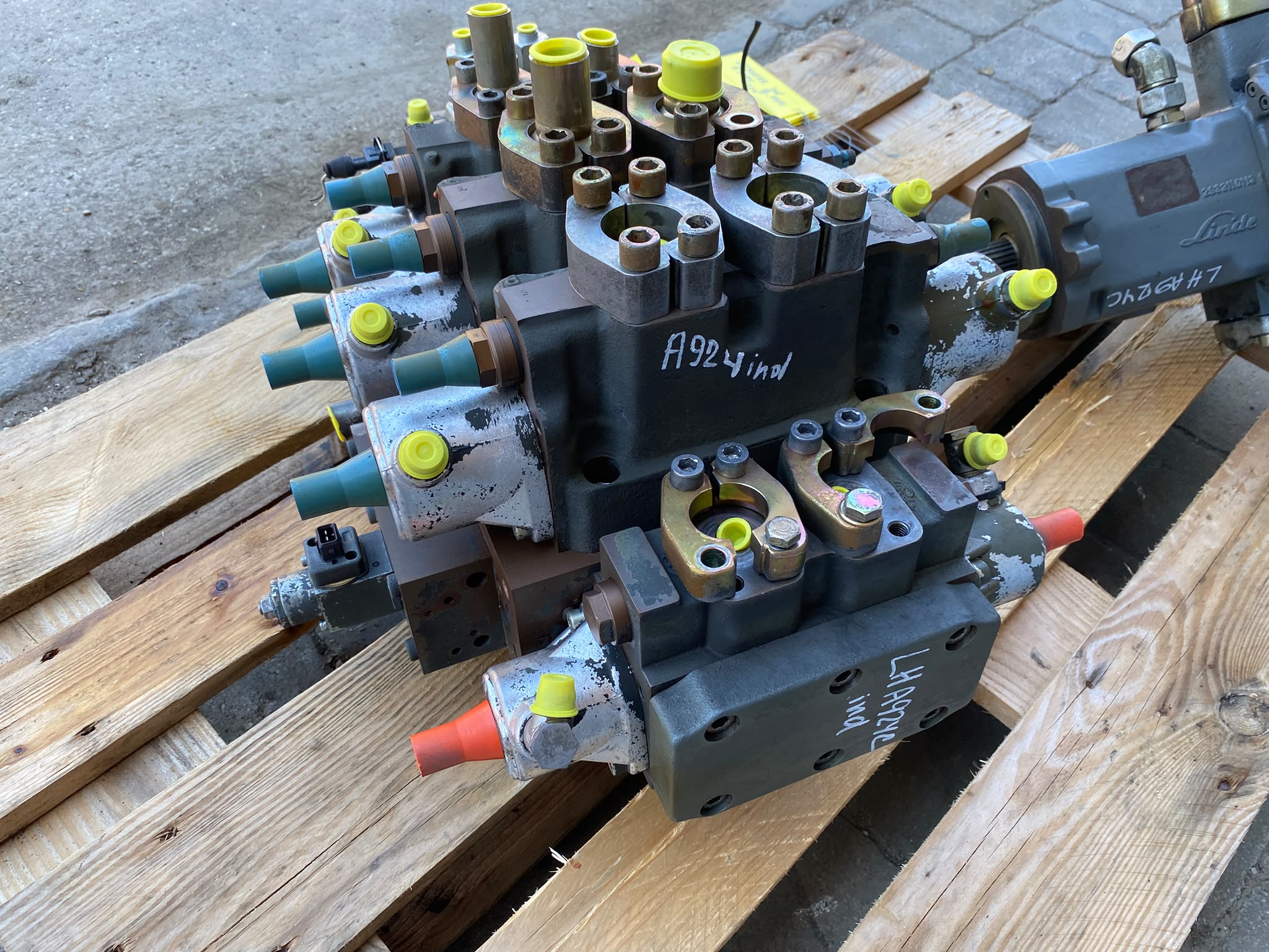 Steuerblock aus Liebherr A924C , Umschlagbagger – Bild 5