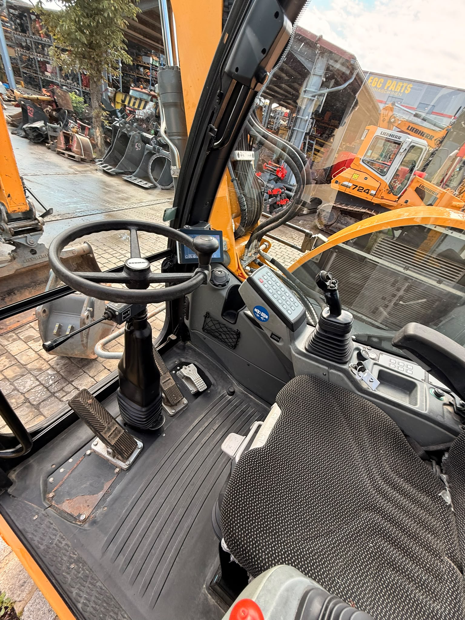 Liebherr A910 compact , Mobilbagger – Bild 8