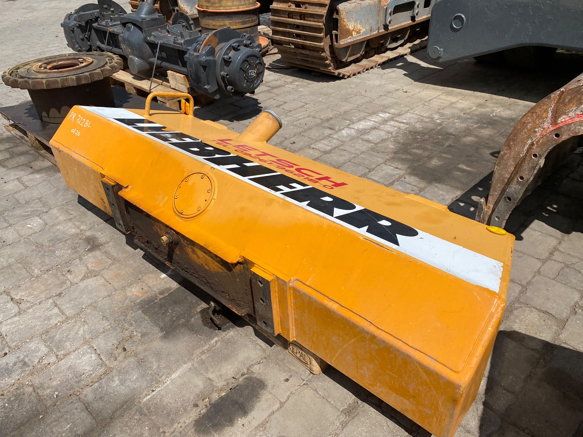 Dieseltank aus Liebherr PR 722BL – Bild 3